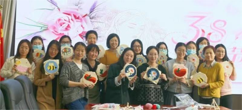 穿梭于方寸之间，感受传统与现代的交融 ——农垦中心举办“巧手展风采，绽放‘她力量’”活动庆祝“三八”妇女节